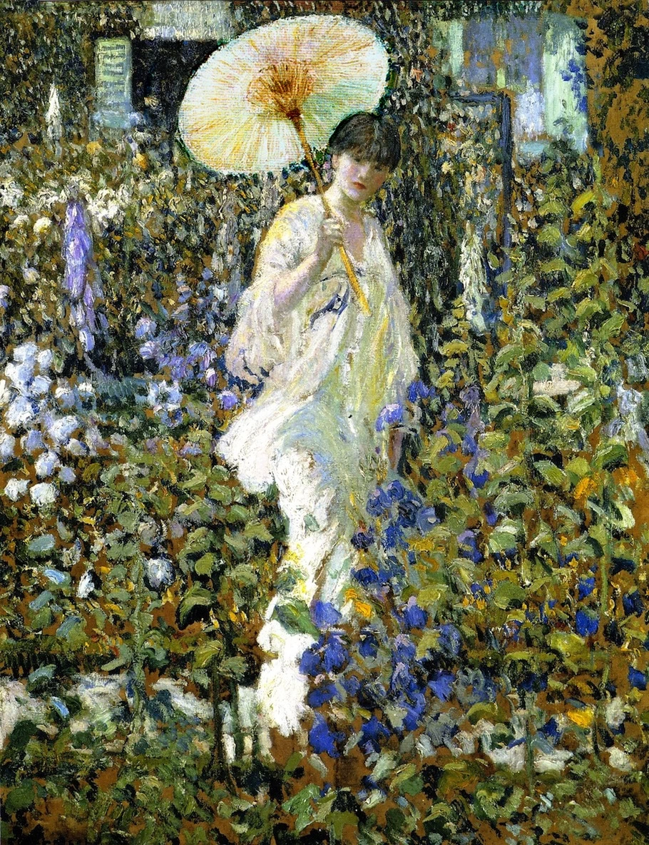 Donna in giardino con parasole 1